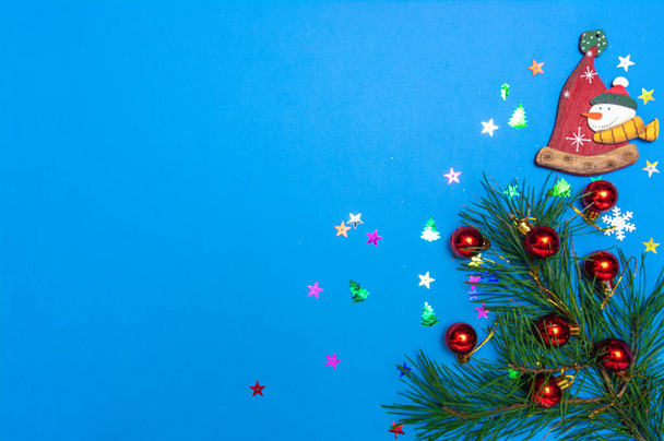 Carte de vœux de Noël. Noël et Nouvel An fond de vacances. Des branches de pin. Flocons de neige, étoiles, jouets de Noël. Pose plate - Photo, image