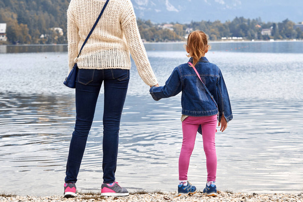 Мать и дочь хорошо проводят время на озере. - Фото, изображение