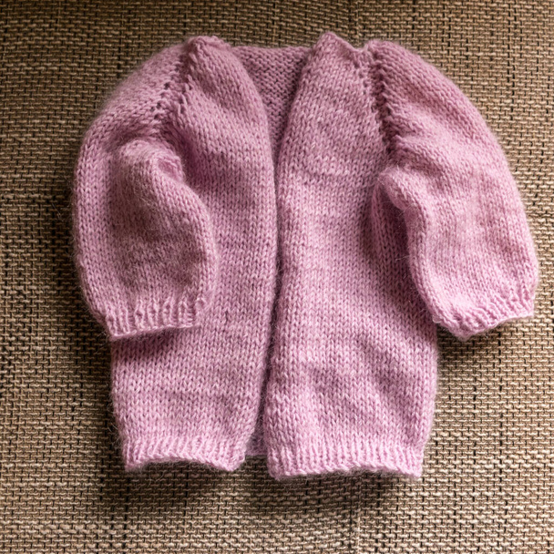 Pletené sako pro dívku, růžová barva, pletená textura, ruční práce, doba pletení na podzim - Fotografie, Obrázek