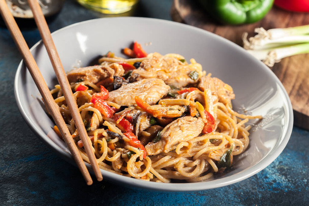 Chicken chow mein. Popular fried noodles with chicken and vegetables - Foto, afbeelding