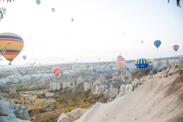 Balloons at dawn in the landscape of cappadocia - Foto, afbeelding