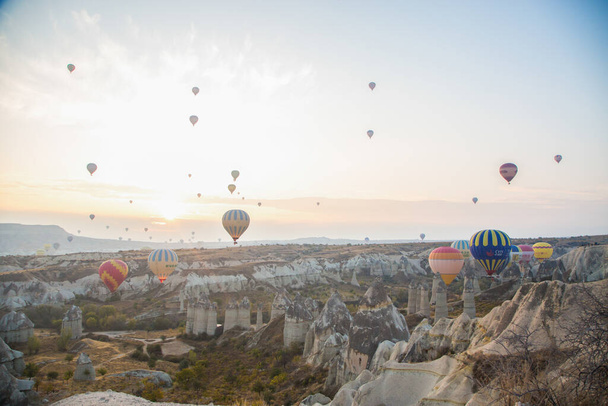 Balloons at dawn in the landscape of cappadocia - Foto, afbeelding