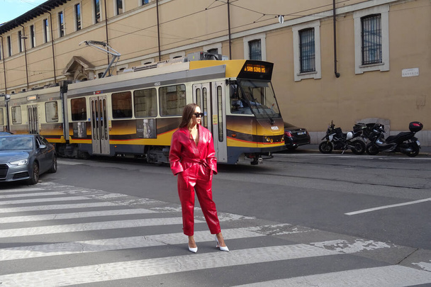 Pokaz mody przed i po Filozofii (Lorenzo Serafini) podczas Mediolańskiego Tygodnia Mody - Zdjęcie, obraz