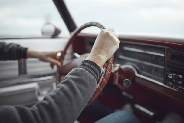 Hombre en ropa retro conducción vintage coche americano. - Foto, Imagen