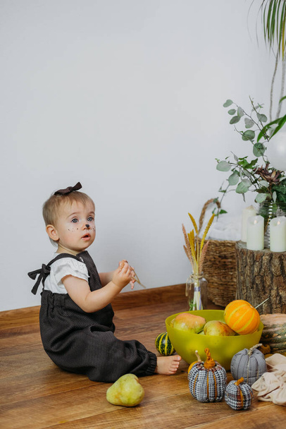 Thanksgiving greetings, Thanksgiving with family at home. Cute baby toddler girl play with pumpkins. Thanksgiving greeting card - Fotografie, Obrázek
