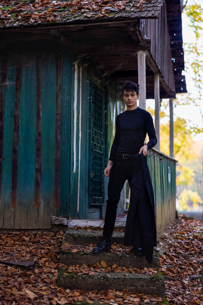 Retrato con un joven guapo en el bosque de otoño, concepto de moda. - Foto, Imagen