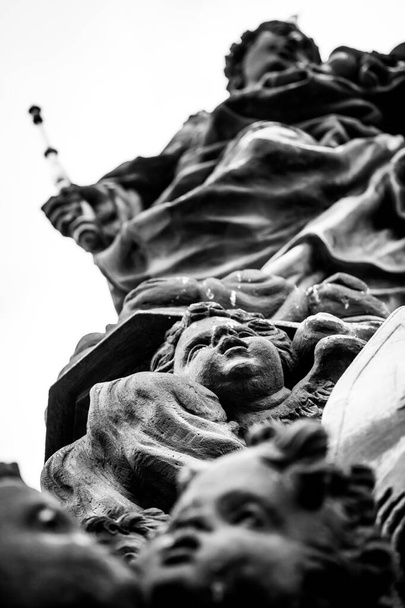 Ένα άγαλμα με πολλές κεραίες στη γέφυρα Τσαρλς, στην Πράγα, μαύρο και άσπρο. - Φωτογραφία, εικόνα