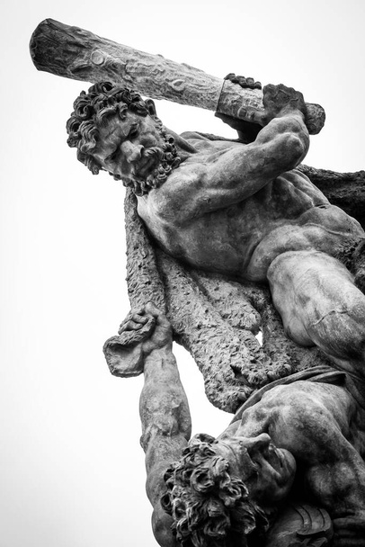 Una statua violenta di un uomo con un club, Castello di Praga, Repubblica Ceca - Foto, immagini