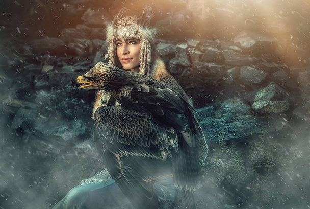 hermosa mujer chamánica con águila en la naturaleza. - Foto, Imagen