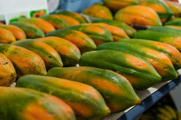 Świeża papaja na targu. Koncepcja ekologiczna owoców - Zdjęcie, obraz