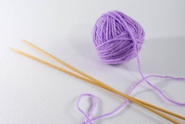 編物糸と編物針 - 写真・画像