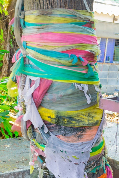 talizman Tajlandia drzewa wiązania tkaniny. - Zdjęcie, obraz