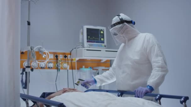 Pielęgniarka Pomiar Coronavirus Pacjenci Temperatura i konsultacje z lekarzem - Materiał filmowy, wideo