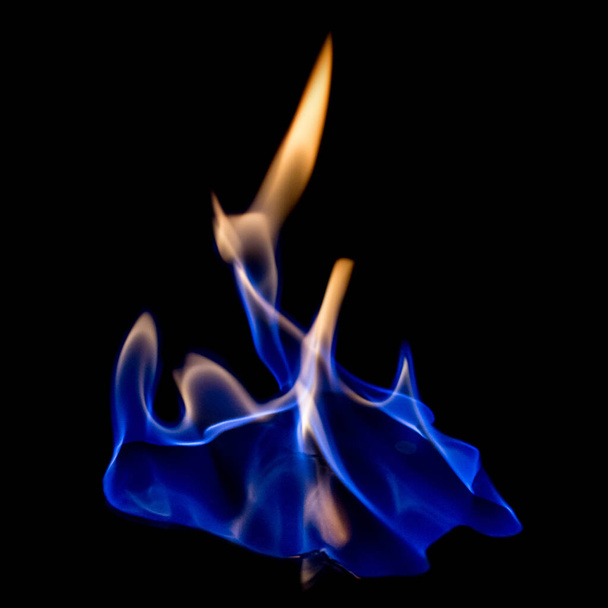 fuego azul caliente sobre fondo negro. - Foto, Imagen