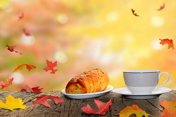 xícara de café e café da manhã e folhas de bordo de outono estão em uma mesa de madeira - Foto, Imagem