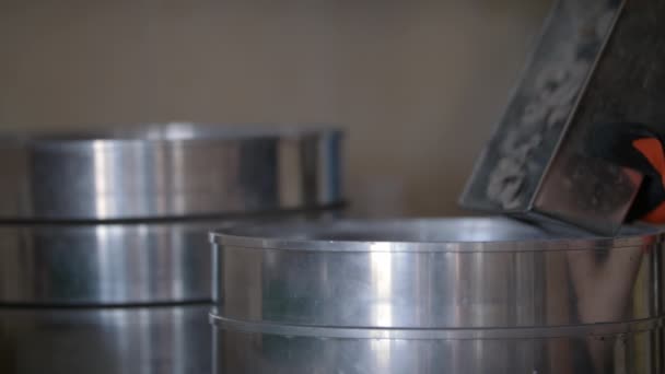 Slowmo: Лабораторный техник разливает образцы асфальта в бочку с серебряным фильтром - Кадры, видео