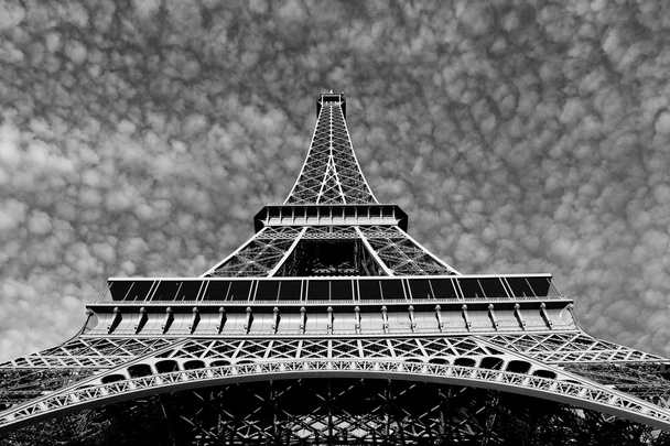 στους δρόμους του Παρισιού σε μαύρο και άσπρο. Πύργος του Άιφελ - Φωτογραφία, εικόνα