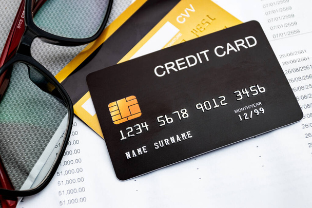 Концепция финансов, банковских и кредитных карт, для использования в финансовых вопросах. - Фото, изображение