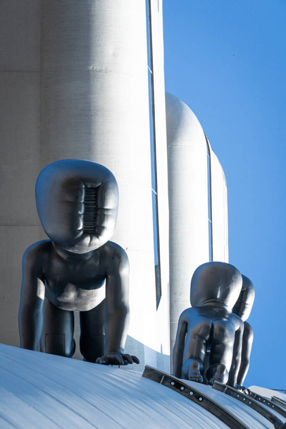 Pełzające Rzeźby Dziecka na wieży telewizyjnej w Pradze, Czechy - Zdjęcie, obraz