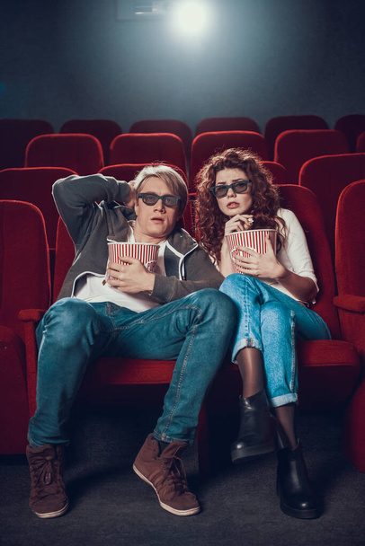 Fiatal férfi és nő horrorfilmet néznek.. - Fotó, kép