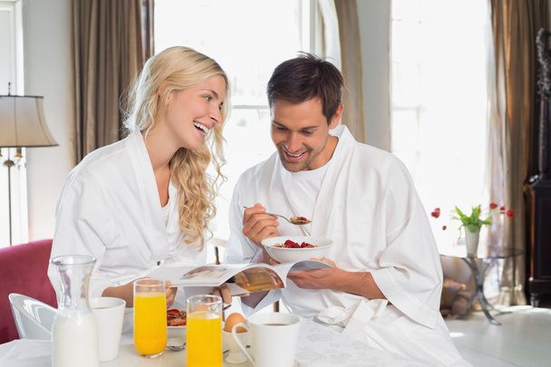 Joyeux jeune couple prenant le petit déjeuner - Photo, image
