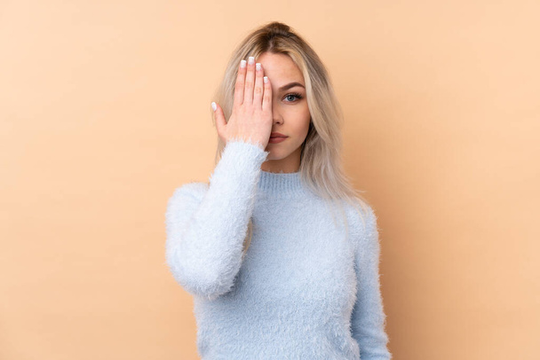 Teenager girl over isolated background covering a eye by hand - Fotografie, Obrázek