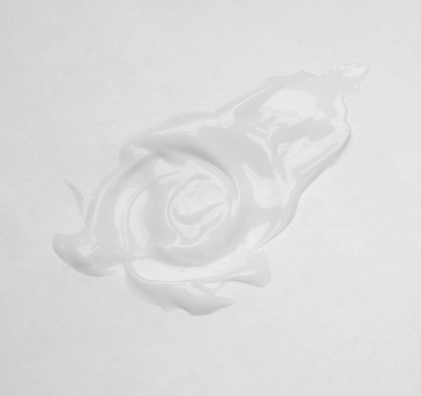 Crème cosmétique sur fond gris, crème de beauté blanche anti-âge et hydratante - Photo, image