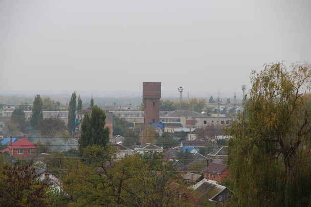 Городской пейзаж со старой водонапорной башней - Фото, изображение