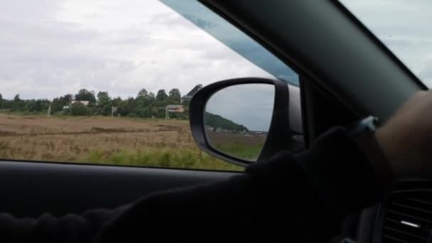 Un hombre conduciendo su auto. Conducir coche en vacaciones. Mano masculina en el volante de cerca - Imágenes, Vídeo
