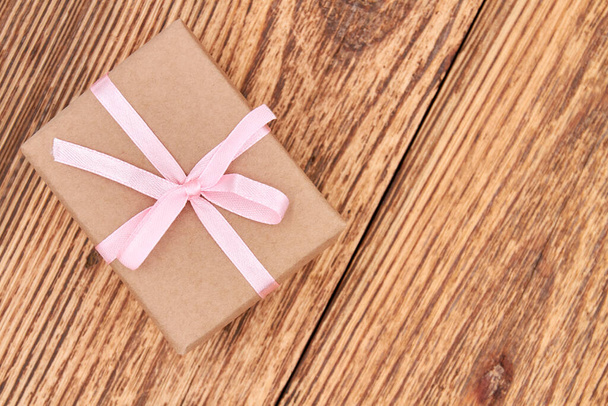 Новорічна або різдвяна подарункова коробка на дерев'яній поверхні
 - Фото, зображення