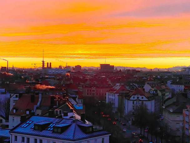 Hermosa puesta de sol naranja rosa sobre la ciudad Munich - Foto, imagen