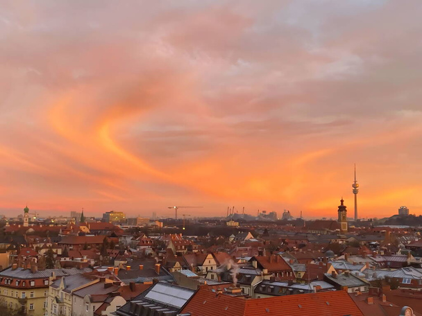 Hermosa puesta de sol naranja rosa sobre la ciudad Munich - Foto, imagen