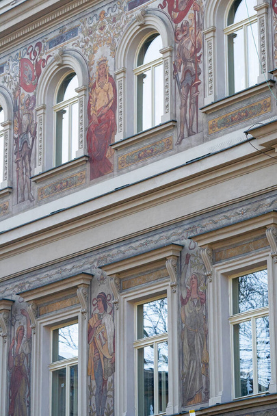 Részletes falfestés Körülveszi az ablakokat egy épület Prágában, Csehországban - Fotó, kép