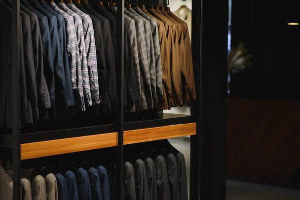 Jackets hanging in a men's clothing store - Foto, afbeelding