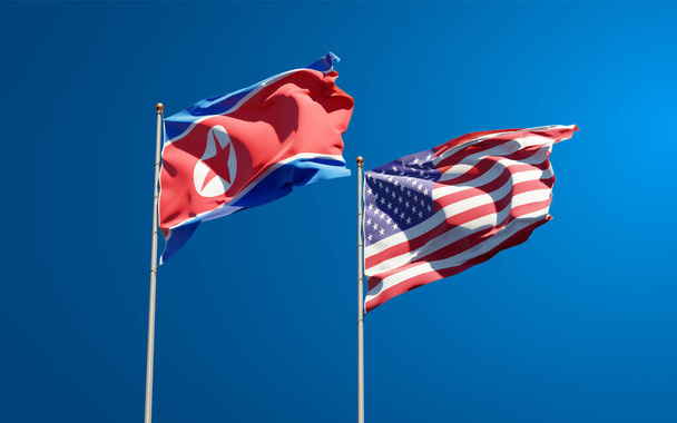 Gyönyörű nemzeti zászlók Észak-Korea és az USA együtt az ég hátterében. 3D-s művészeti koncepció.  - Fotó, kép