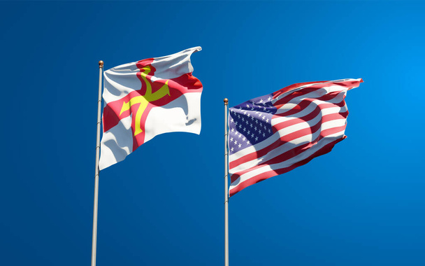 Krásné národní vlajky Guernsey a USA společně na obloze pozadí. Koncept 3D uměleckých děl.  - Fotografie, Obrázek
