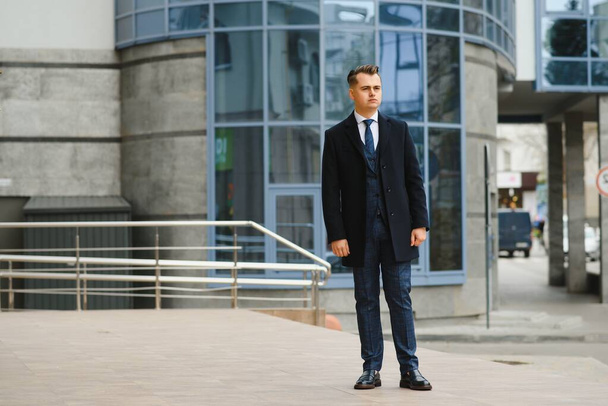νεαρός επιχειρηματίας, φοράει κομψό κλασικό κοστούμι - Φωτογραφία, εικόνα
