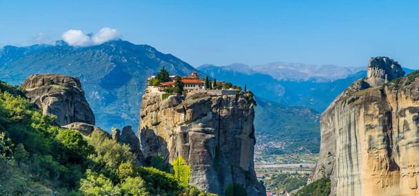 SC - Piękny panoramiczny widok na klasztor Świętej Trójcy w Kalambaka, Meteora, Grecja z wyciągiem - Zdjęcie, obraz