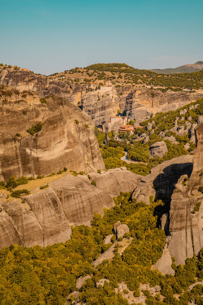 вертикальный вид на ландшафты с монастырями (Варлаам, Русану и Большой метеорит) и впечатляющие скальные образования в Метеоре, Греция - Фото, изображение