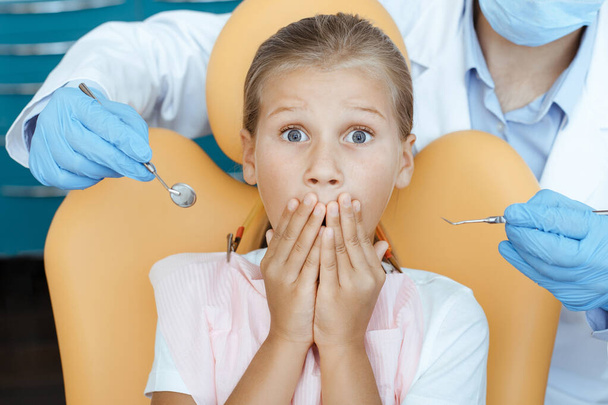 Работа с детьми, стоматологическое обследование и ортодонтия - Фото, изображение