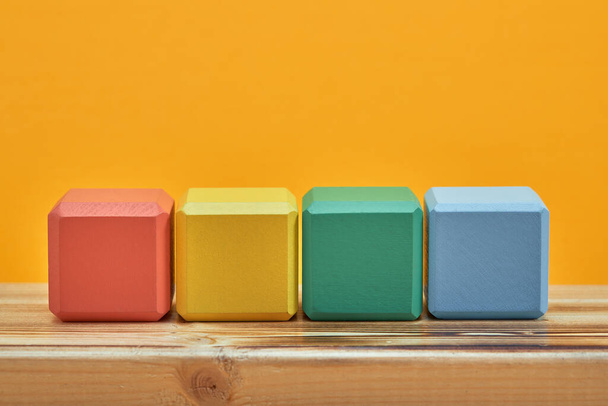 cubes en bois vide style maquette, espace de copie. Modèle de blocs colorés pour la conception créative, lieu pour le texte - Photo, image