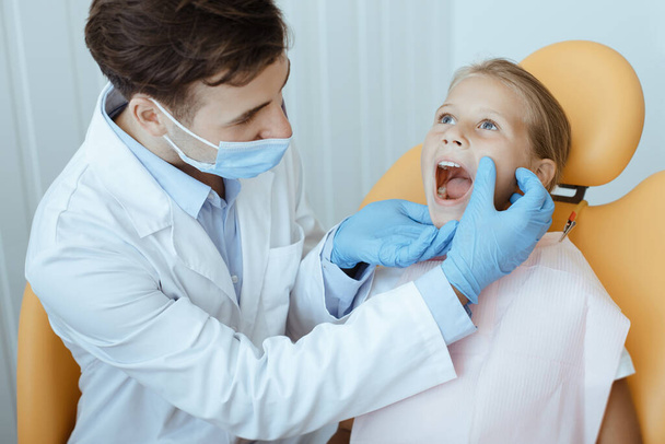 Karies oder perfekte Zähne, Zahnpflege und Zahnschmerzen - Foto, Bild