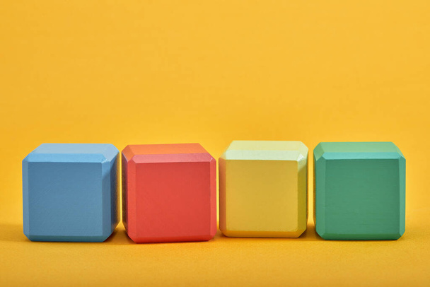 cubos de madeira vazios estilo mockup, espaço de cópia. Modelo de blocos coloridos para design criativo, lugar para texto - Foto, Imagem