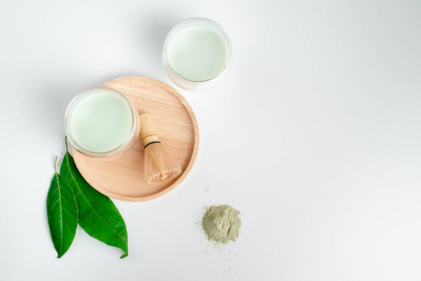 Polvo de té verde Matcha. Hoja de té verde orgánico aislado sobre fondo blanco, producto orgánico de la naturaleza para una salud con estilo tradicional - Foto, imagen