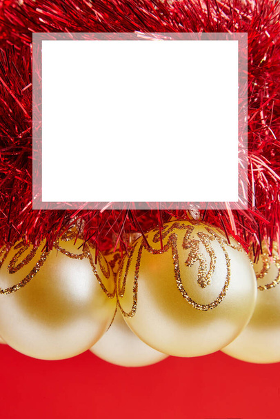 Natal brinquedos dourados para cartão de saudação no fundo vermelho - Foto, Imagem