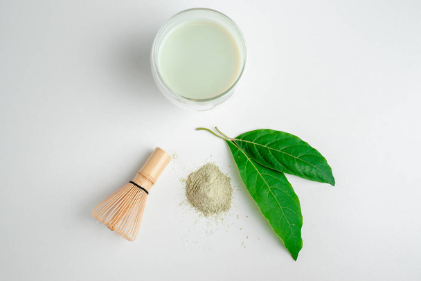 Μάτσα σκόνη πράσινου τσαγιού. Βιολογικό πράσινο φύλλο τσαγιού απομονωμένο σε λευκό φόντο, Βιολογικό προϊόν από τη φύση για υγιή με παραδοσιακό στυλ - Φωτογραφία, εικόνα