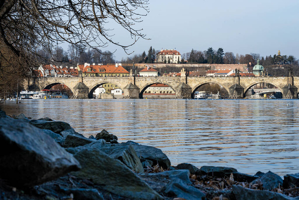 Widok Mostu Karola z wyspy przez rzekę, Czechy - Zdjęcie, obraz