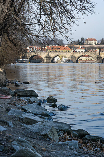 A kilátás a Károly-hídra a folyó túloldalán fekvő szigetről, Cseh Köztársaság - Fotó, kép
