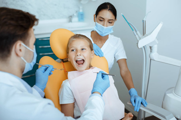 Trabajo de médico profesional y dentista pediátrico en clínica moderna con equipo - Foto, imagen