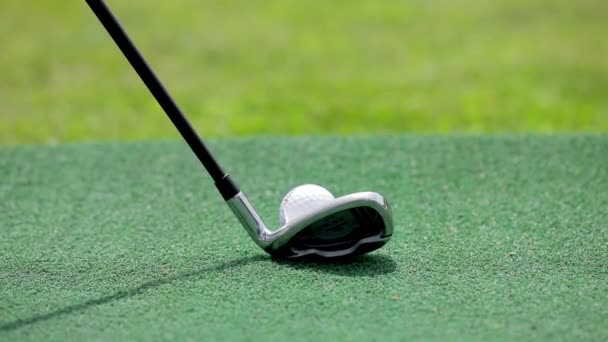 Açık Hava Eğlencesi Yaşam Tarzı Profesyonelce Golf Oynayan Beyaz Erkek - Video, Çekim